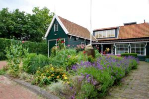 Prachtig verzorgde tuin bij het hospice in Krommenie